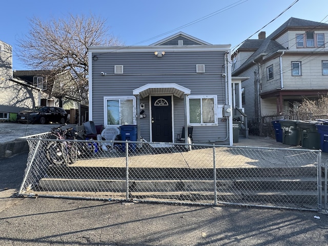 view of front of house featuring a fenced front yard