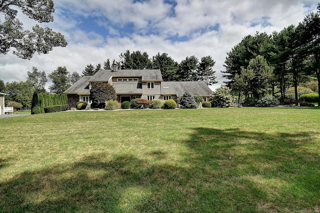 view of front of property featuring a front yard