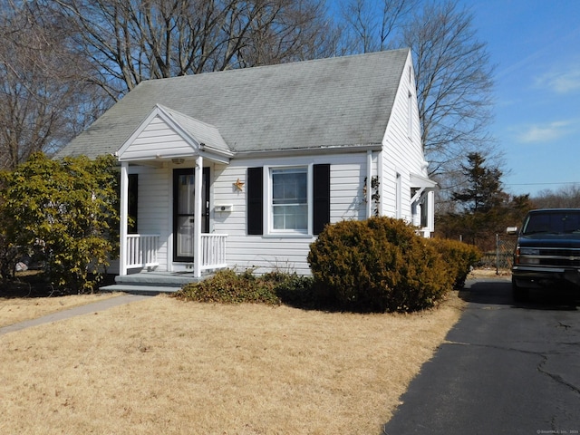 view of front of home featuring a front lawn