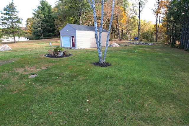 view of yard featuring an outbuilding