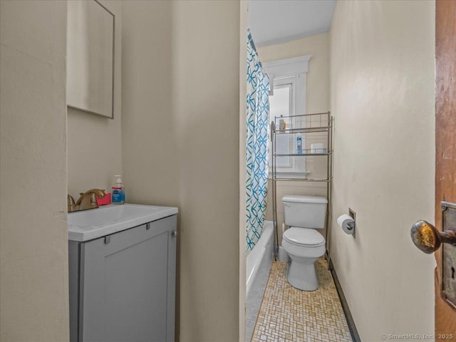 full bathroom featuring vanity, shower / bathtub combination with curtain, baseboards, tile patterned flooring, and toilet