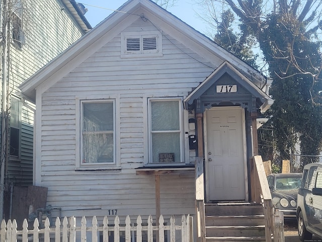 view of front facade with fence