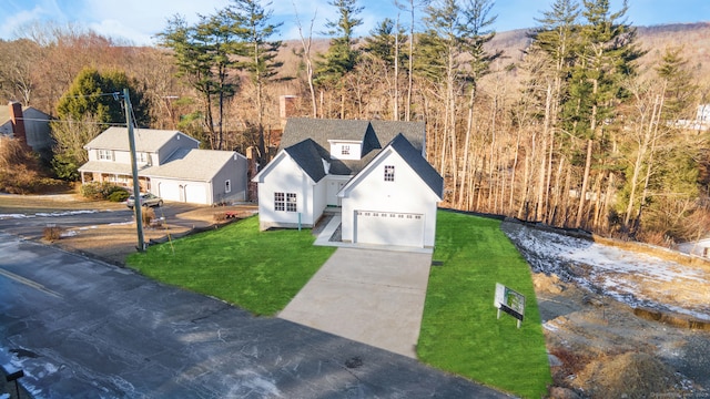 birds eye view of property featuring a forest view