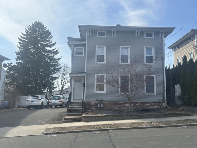 italianate home featuring entry steps