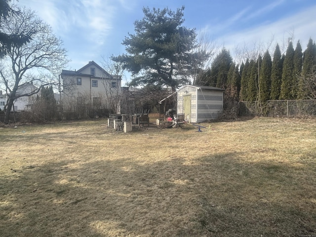 view of yard featuring an outbuilding and fence