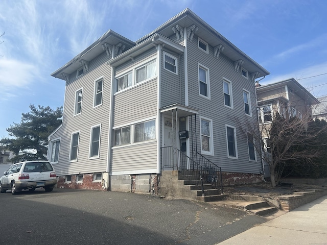 view of italianate-style house