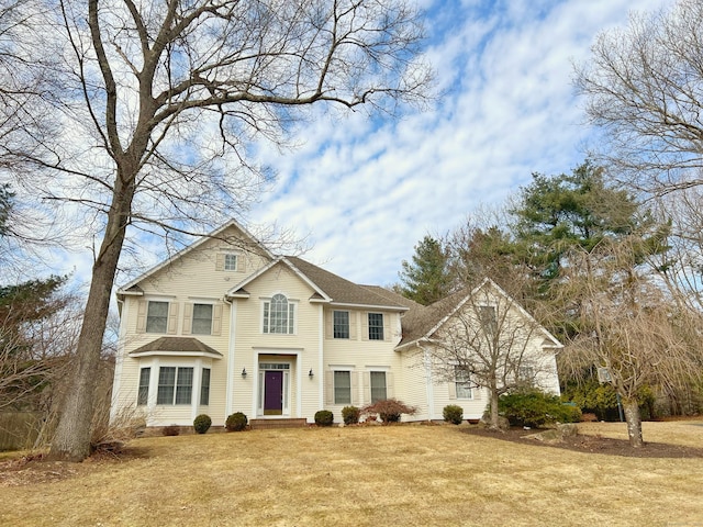 view of front of property featuring a front yard