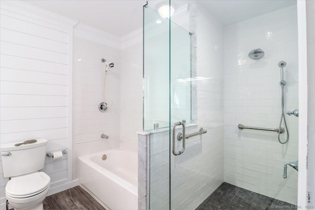 full bath featuring crown molding, toilet, and wood finished floors