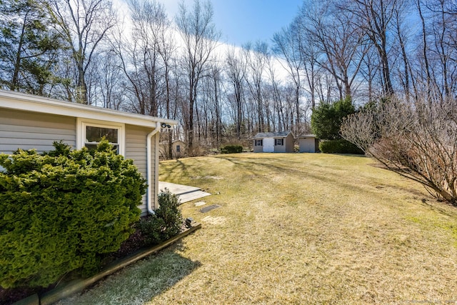 view of yard featuring an outbuilding
