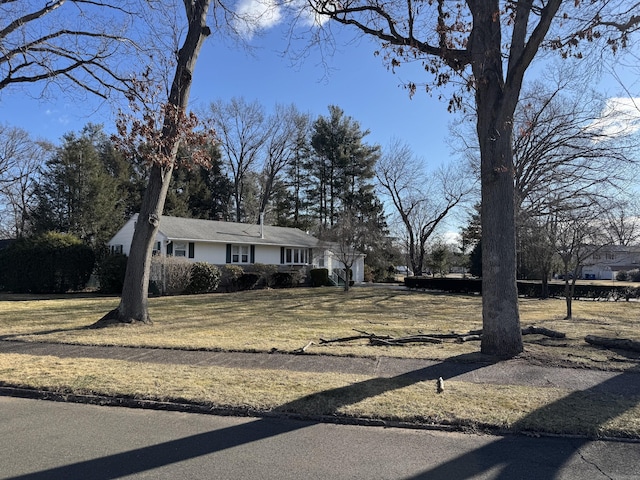 view of front of property featuring a front lawn