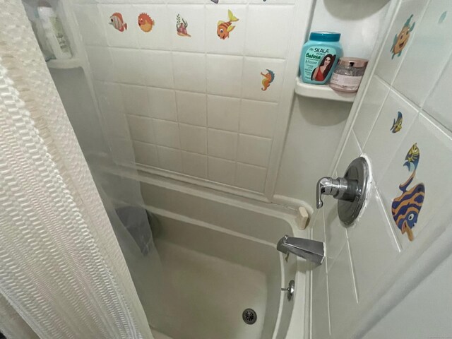 bathroom featuring a shower with shower curtain