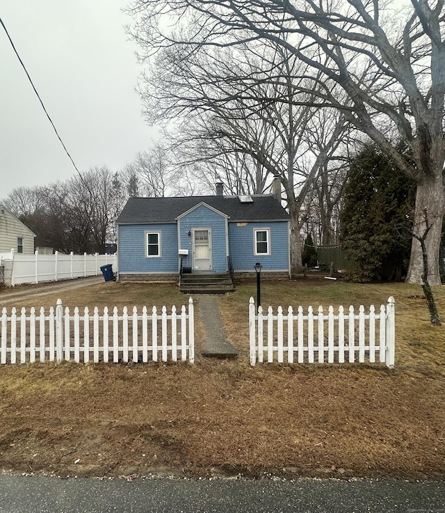 view of front of property featuring a fenced front yard