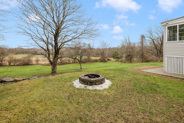 view of yard featuring an outdoor fire pit