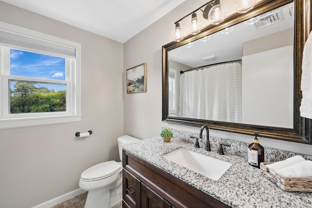 full bath featuring baseboards, toilet, vanity, and curtained shower