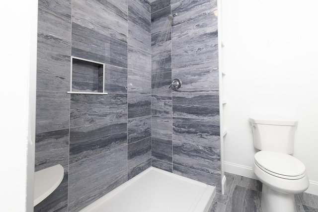 25 Oakwood Cir Unit 7, Plainville, CT 06062 - full bath featuring baseboards, toilet, and tiled shower