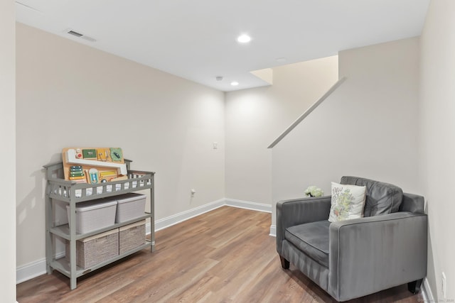 sitting room featuring visible vents, recessed lighting, baseboards, and wood finished floors