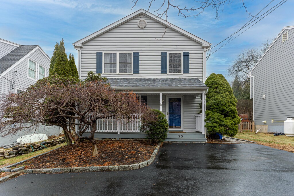 view of front facade with a porch and driveway