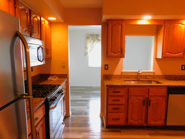 201 Windgate Cir Unit A, Monroe, CT 06468 - kitchen featuring stainless steel appliances, a sink, plenty of natural light, wood finished floors, and recessed lighting