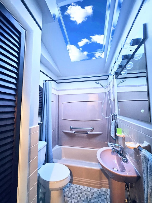 bathroom with shower / bath combo with shower curtain, backsplash, toilet, and lofted ceiling