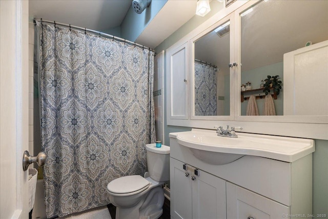 full bathroom featuring visible vents, toilet, vanity, and a shower with curtain