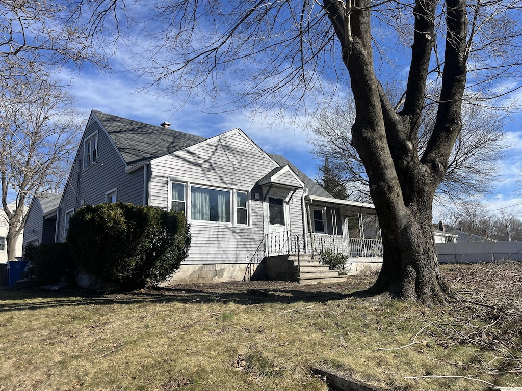 424 Long Hill Ave, Shelton, CT 06484 - bungalow-style house with a front yard and roof with shingles