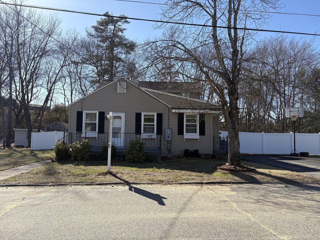 bungalow-style house featuring a porch and fence
