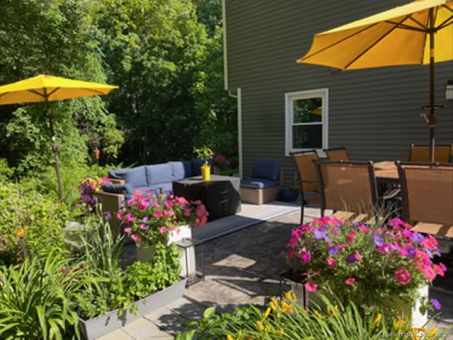 view of patio featuring an outdoor hangout area