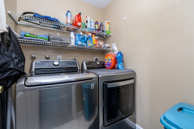 laundry room with laundry area and washer and clothes dryer
