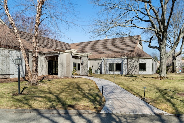 view of front of property with a front lawn