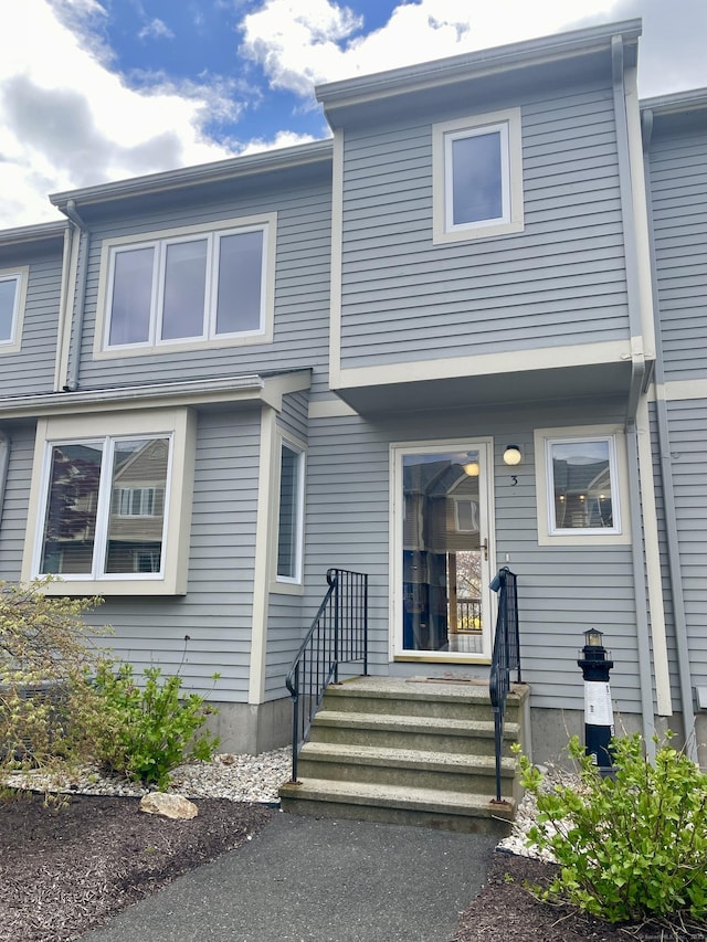 townhome / multi-family property featuring entry steps