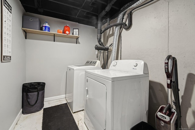laundry room with independent washer and dryer and baseboards