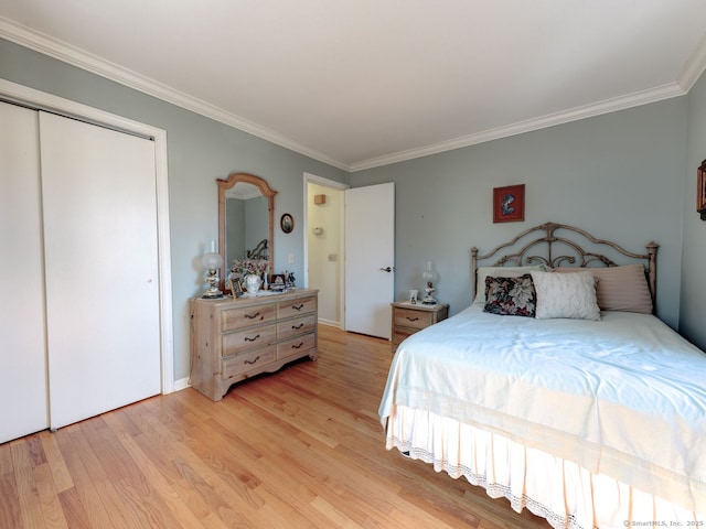 20 Copper Hill Dr Unit 20, Guilford, CT 06437 - bedroom featuring crown molding, a closet, and light wood-type flooring