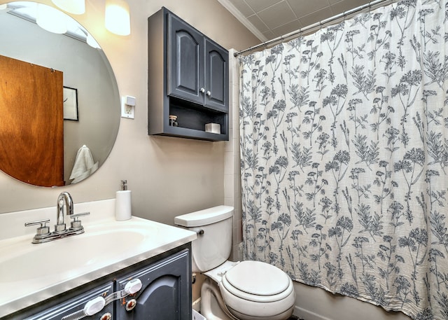 full bath with toilet, vanity, and crown molding