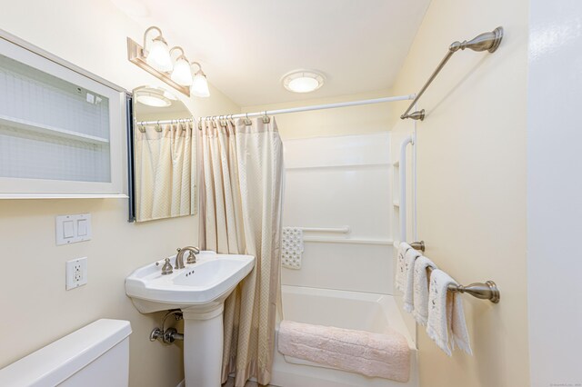 95 Vista Dr, East Haven, CT 06512 - full bathroom with shower / bathtub combination with curtain and toilet