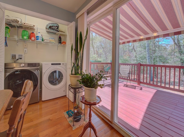 laundry room featuring light wood-style floors, laundry area, and independent washer and dryer
