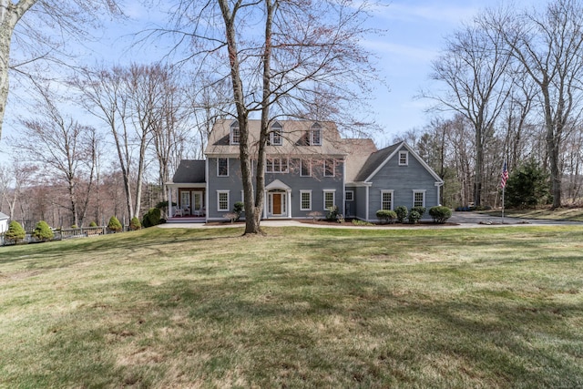 view of front of property featuring a front yard
