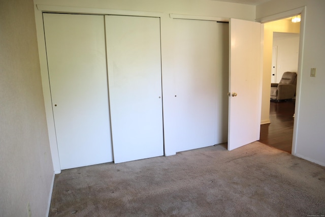 unfurnished bedroom with carpet flooring and a closet
