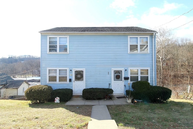 view of front of property featuring a front lawn