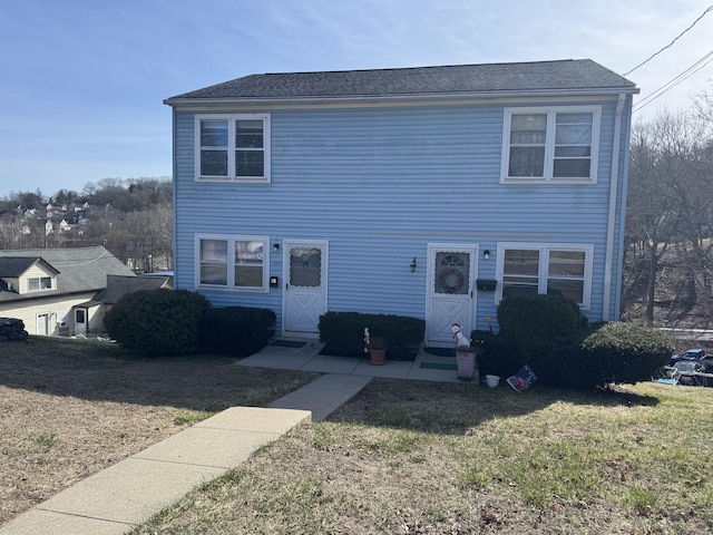 view of front facade featuring a front yard