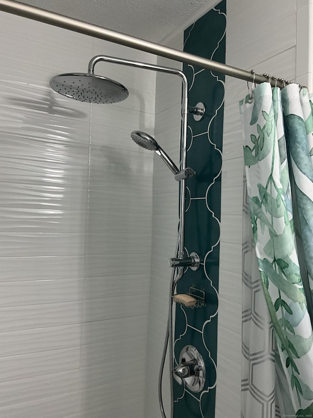 15 Pilgrim Hbr Unit A, Wallingford, CT 06492 - bathroom with tiled shower and a textured ceiling