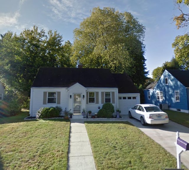 view of front of property featuring an attached garage, driveway, and a front yard