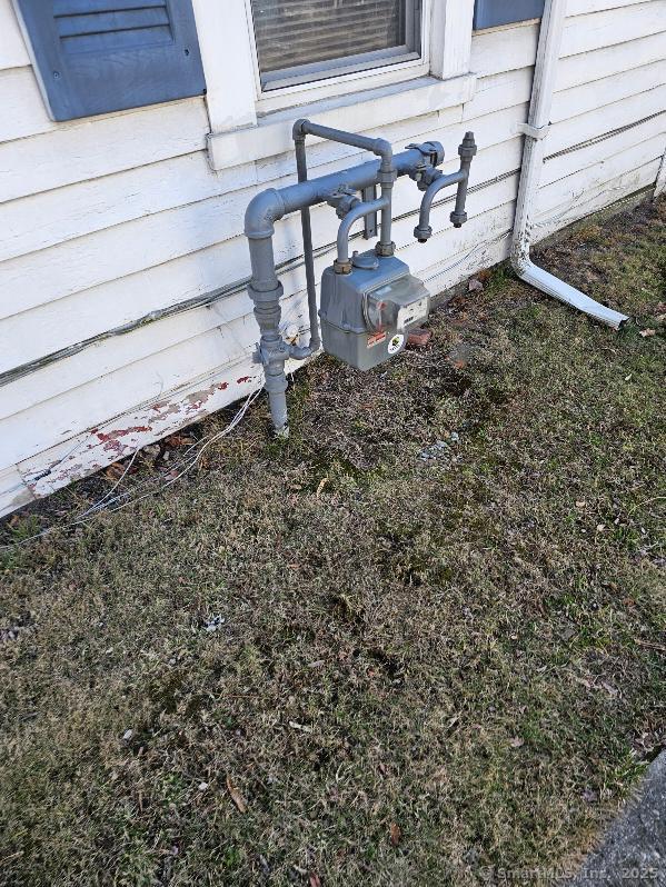125 Mckinley Ave, Norwich, CT 06360 - exterior details featuring gas meter