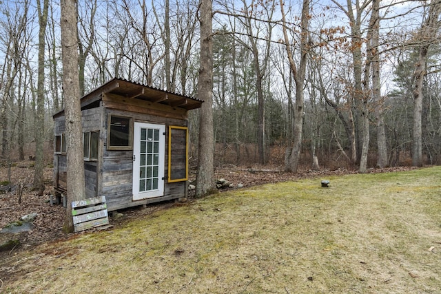 view of yard featuring an outdoor structure