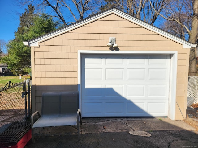 27 Payne Pl, Meriden, CT 06450 - detached garage featuring fence and driveway