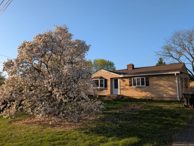 27 Payne Pl, Meriden, CT 06450 - ranch-style house featuring a chimney and a front yard