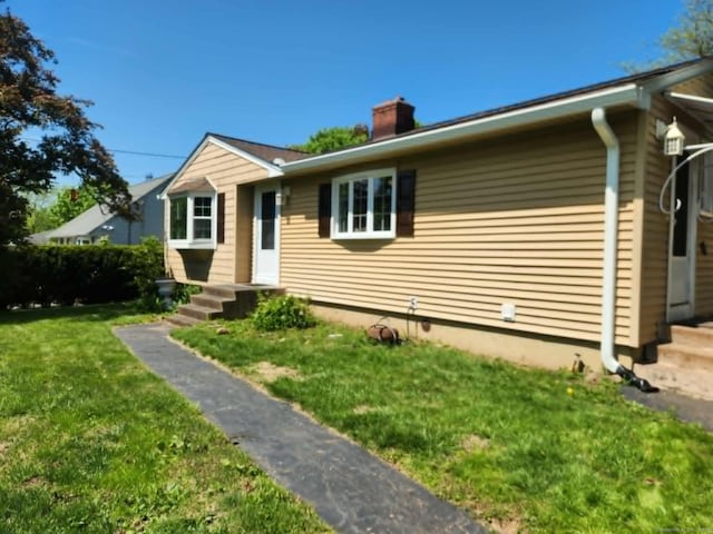 27 Payne Pl, Meriden, CT 06450 - single story home featuring a chimney and a front yard