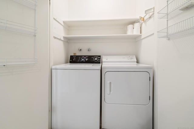 917 Heritage Vlg Unit B, Southbury, CT 06488 - laundry area featuring washer and clothes dryer