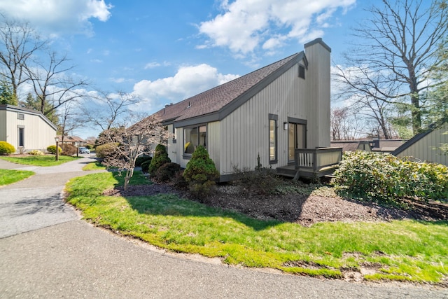 917 Heritage Vlg Unit B, Southbury, CT 06488 - view of side of home featuring a shingled roof