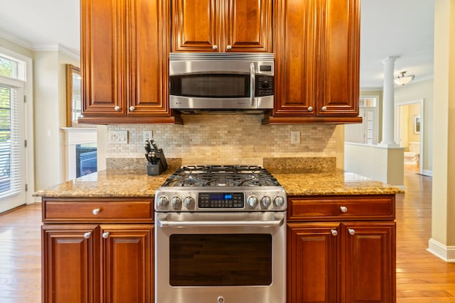1 Winding Trl Unit 1, Middlebury, CT 06762 - kitchen with appliances with stainless steel finishes, light wood-style floors, ornate columns, crown molding, and backsplash