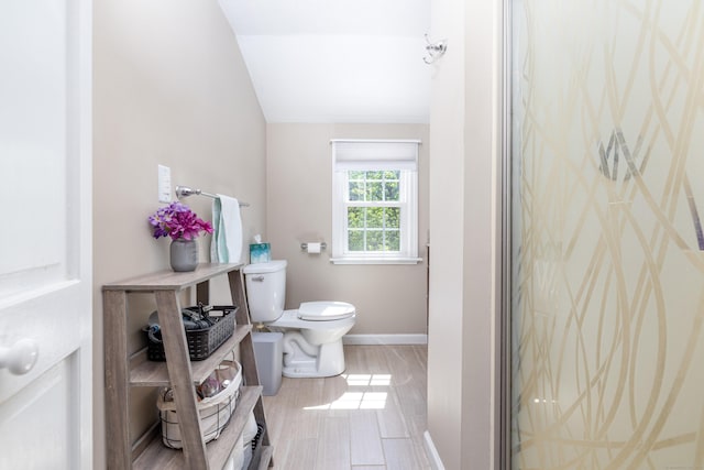 full bath with baseboards, a shower with door, vaulted ceiling, and toilet